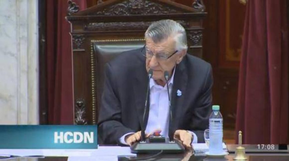 Gioja presidi� la sesi�n y fue ovacionado