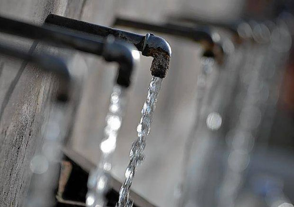 Concejales buscan frenar en La Plata el aumento del agua