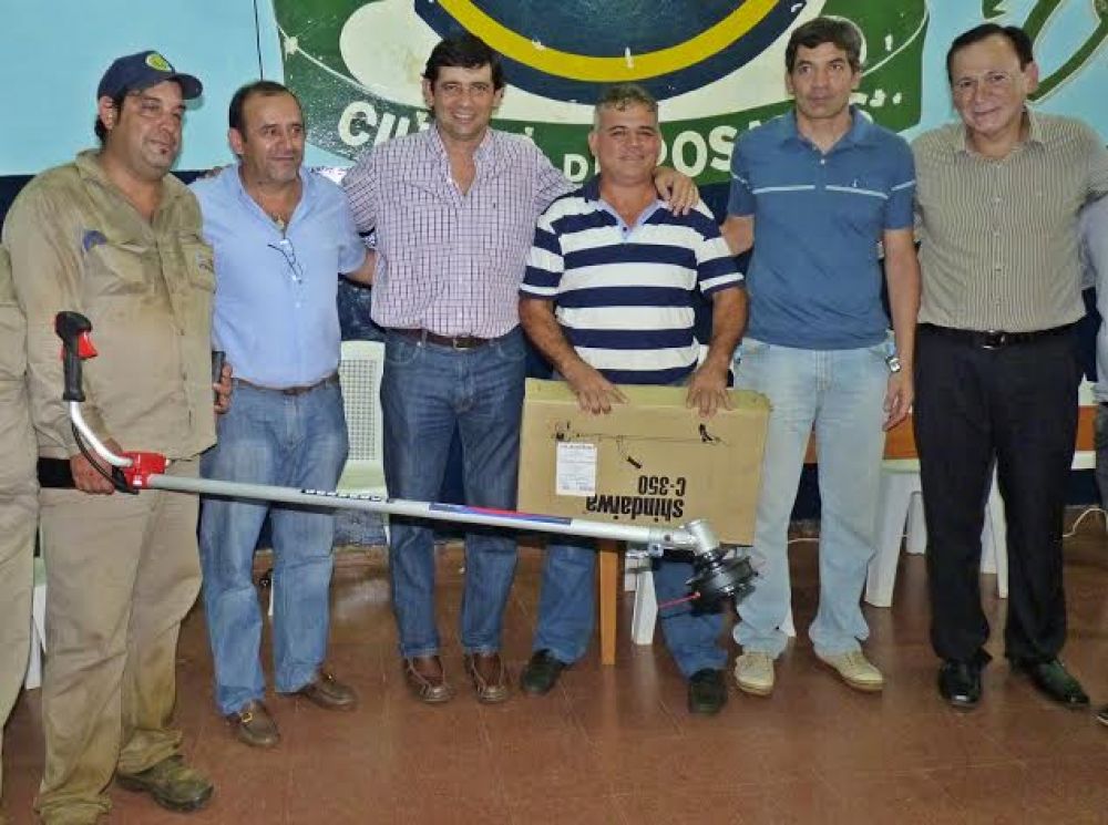 Losada entreg� desmalezadoras a las delegaciones municipales