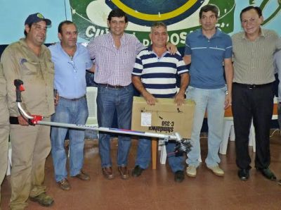 Losada entreg� desmalezadoras a las delegaciones municipales