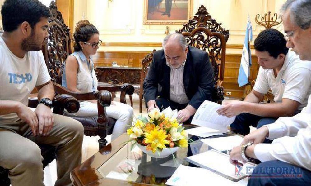 Techo firm� un convenio con el Gobernador