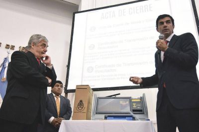 Urtubey present� el sistema de boleta �nica electr�nica que, con �xito, se instrumenta en Salta