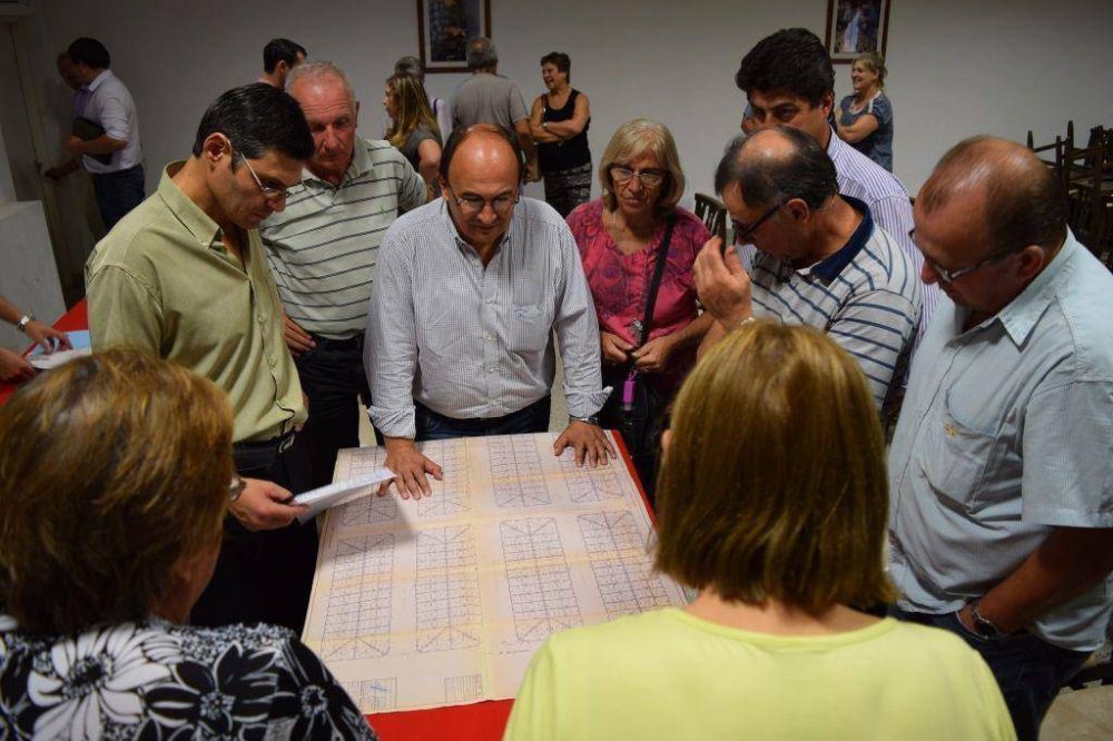 Reuni�n con vecinos por obras de pavimentaci�n