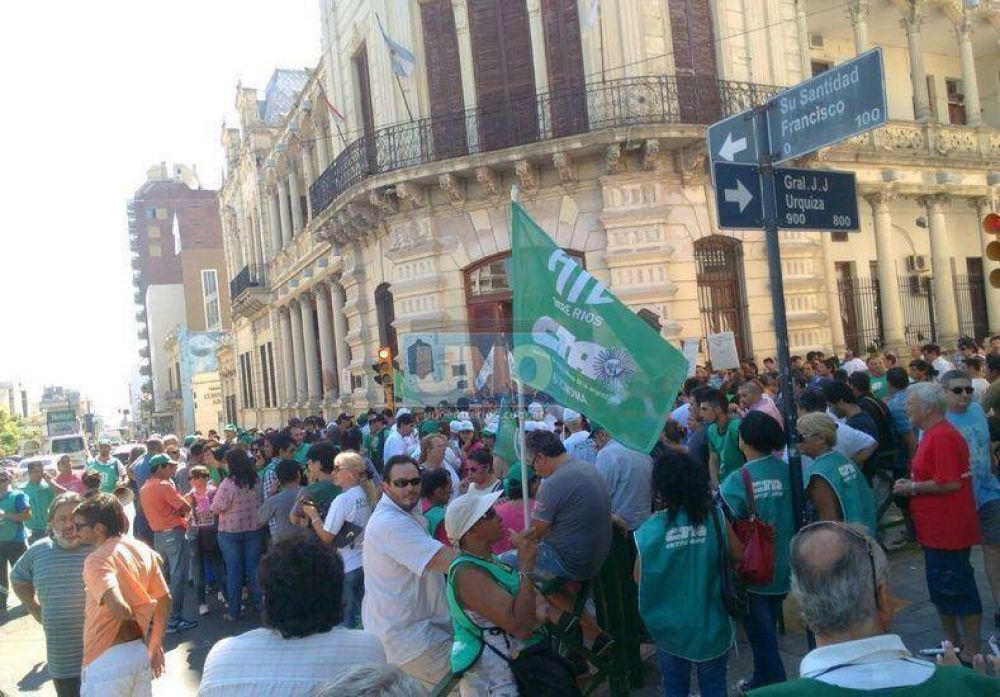 Estatales se movilizaron para pedir aumento y la reincorporaci�n de despedidos