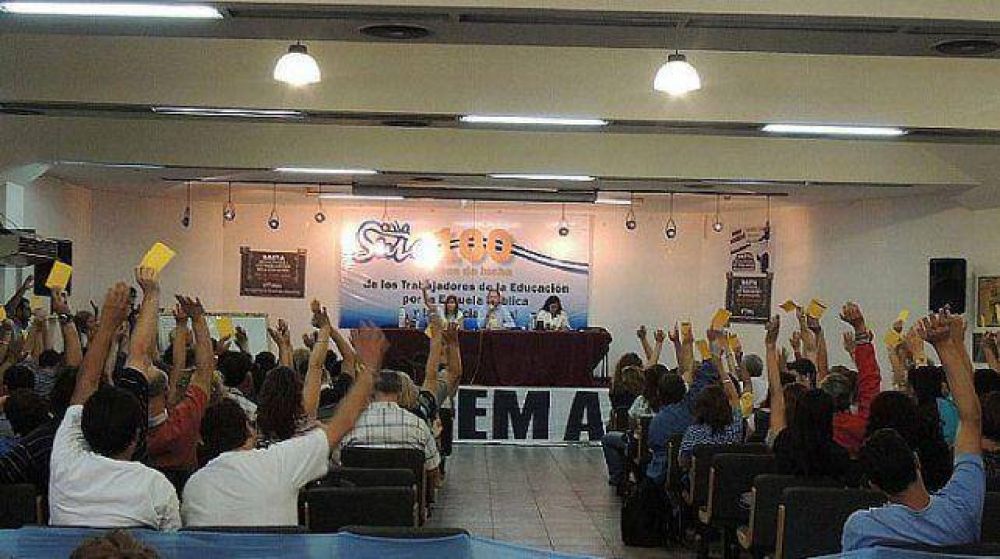 Los docentes votaron seguir con las medidas de fuerza: paro, movilizaci�n y vigilia