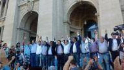 Una multitud respald� petitorio de intendentes y legisladores para la creaci�n de una comisi�n de lucha contra el narcotr�fico