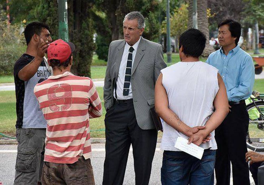Tierno, con los lavacoches: �viene, promete y se va�
