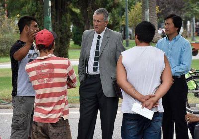 Tierno, con los lavacoches: �viene, promete y se va�