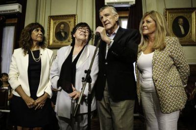 Rosal�a Garro fue distinguida en el Senado
