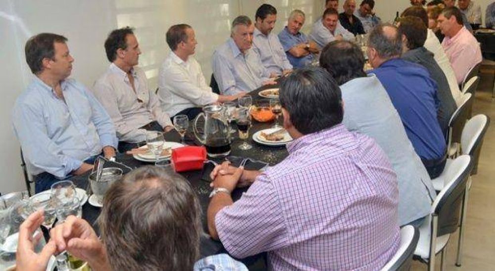 Alcaldes y dirigentes peronistas recibieron a Gioja: la mira puesta en la conduccin del PJ Nacional