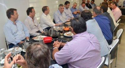 Alcaldes y dirigentes peronistas recibieron a Gioja: la mira puesta en la conducci�n del PJ Nacional