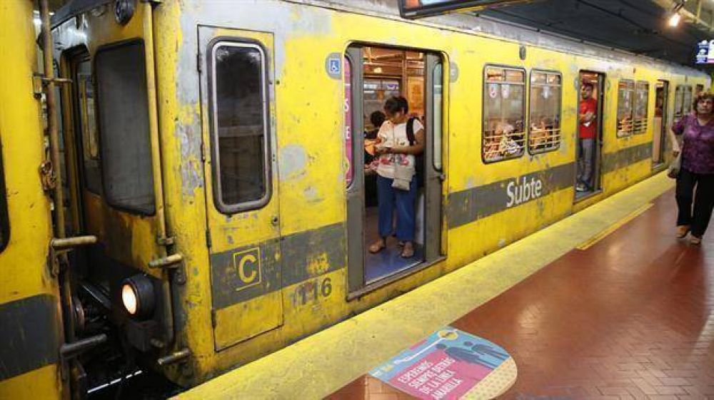 Subte E: un ramal con filtraciones, trenes viejos y escasa frecuencia