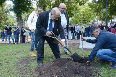  Se plant� un �rbol y se descubri� una placa por el 40� aniversario del Golpe de Estado