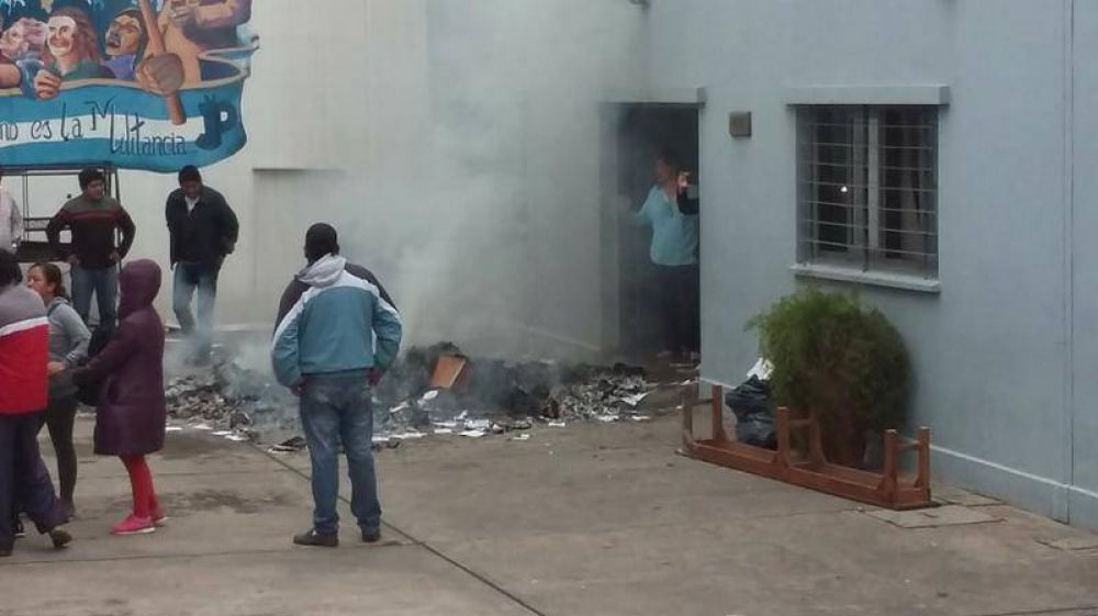 Intolerancia en el PJ, quemaron las urnas
