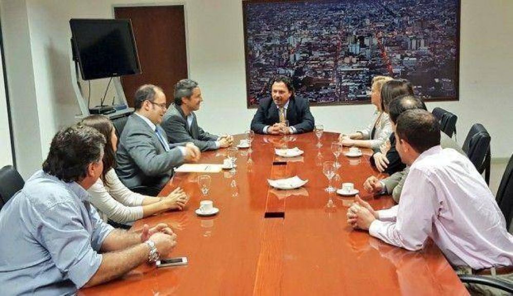 S�enz busca mejorar la atenci�n de los adultos mayores junto al PAMI