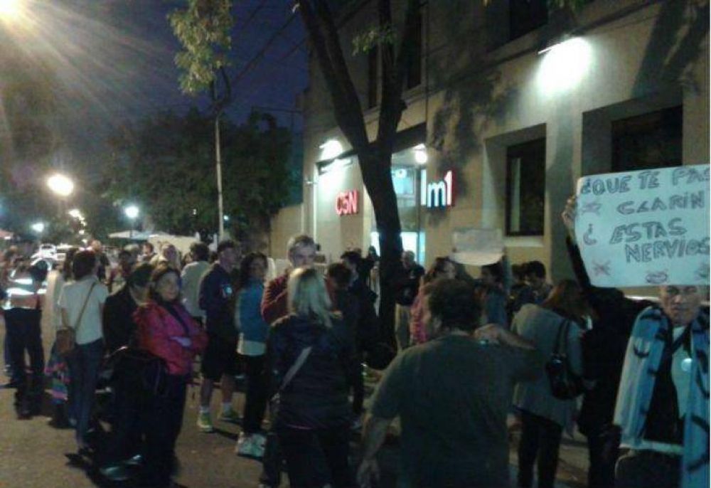Decenas de manifestantes se juntaron en la puerta de C5N en apoyo a Roberto Navarro