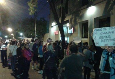 Decenas de manifestantes se juntaron en la puerta de C5N en apoyo a Roberto Navarro