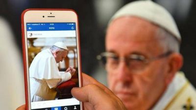 Francisco llega a Instagram; en su primera foto reza arrodillado
