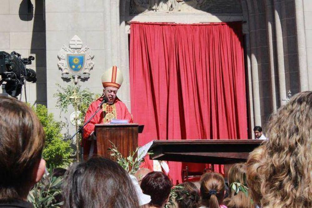 Ante miles de fieles el obispo celebró el domingo de Ramos en la Catedral