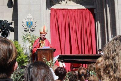 Ante miles de fieles el obispo celebr� el domingo de Ramos en la Catedral