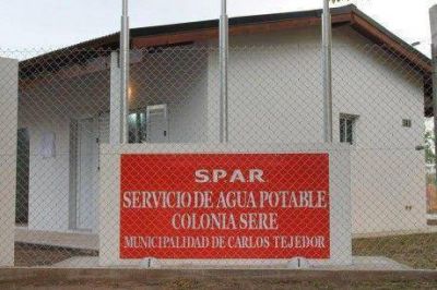 El intendente de Carlos Tejedor firm� el acta mediante el que se entrega la obra de agua en Colonia Ser�