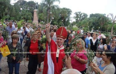 Una multitud de feligreses particip� de la misa de Domingo de Ramos en la plaza central