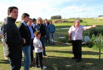 Maxi Abad junto a intendentes y dirigentes del radicalismo de recorrida por San Cayetano