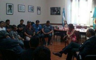 Senadores provinciales del FpV recibieron a obreros echados de Atucha