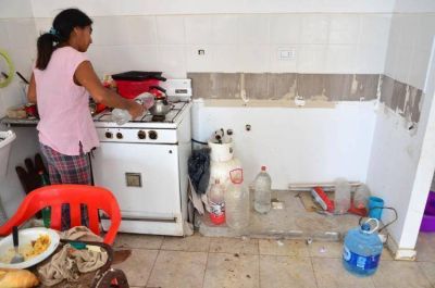 47 d�as en casas sin servicios: el drama de 180 familias de Viedma