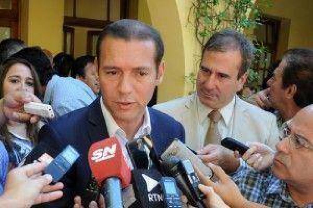 Antes de la cena, oportunidad ante empresarios