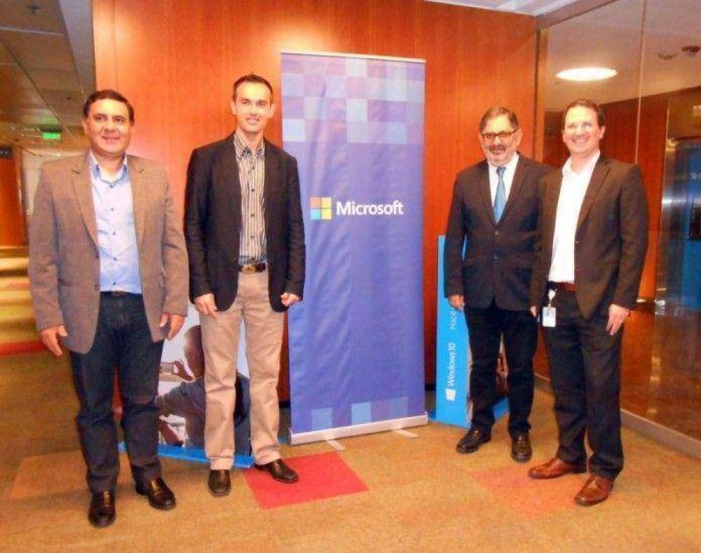 Municipio firm convenio con Microsoft