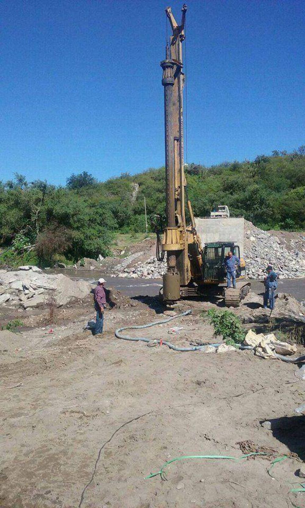 Huaycama: aseguran que la obra del puente avanza