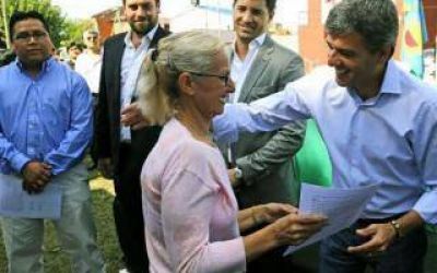 Zabaleta entreg� viviendas en Villa Tesei