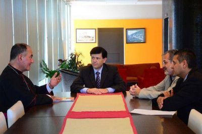 Mones Ruiz se reuni� con el obispo Mart�nez
