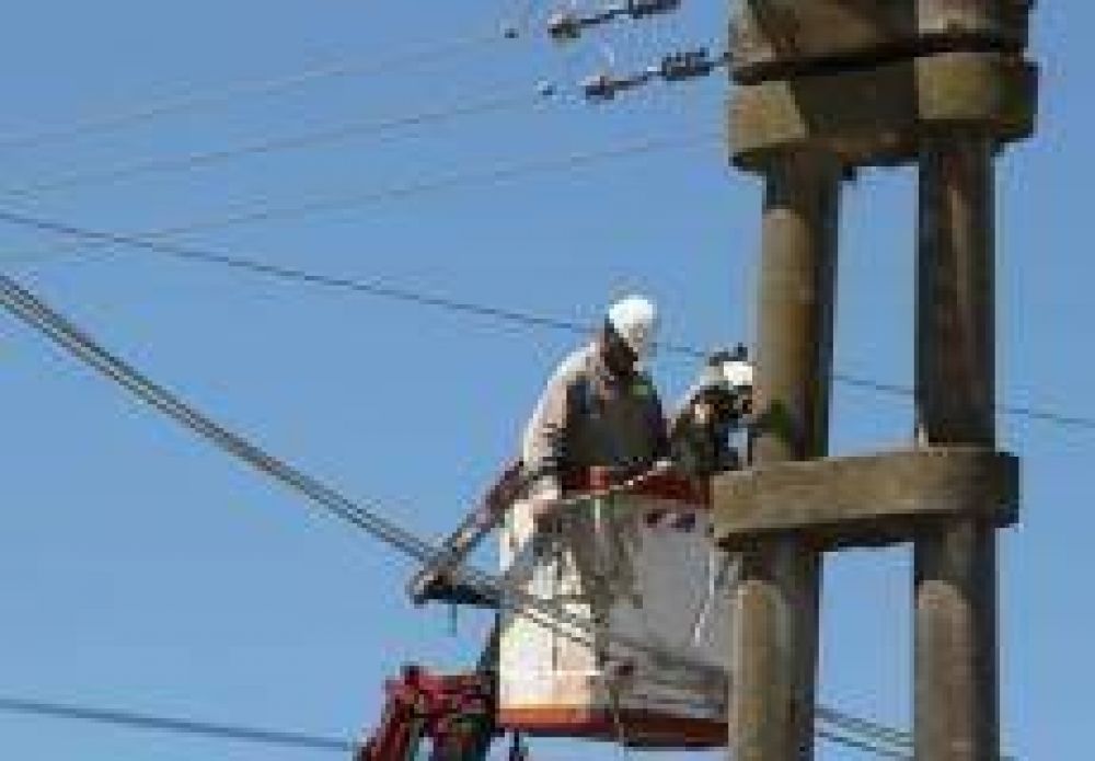 Coopser reconstruye l�nea de baja tensi�n sobre calle San Mart�n
