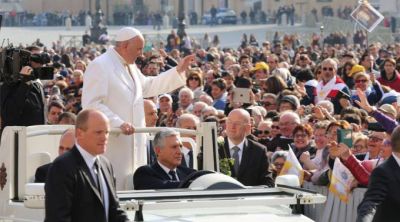 El Papa explica el Jueves, Viernes y S�bado Santo: una gran historia de amor sin fin