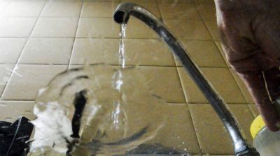Dice que no tiene agua desde el s�bado y que no puede atender a sus hijos discapacitados
