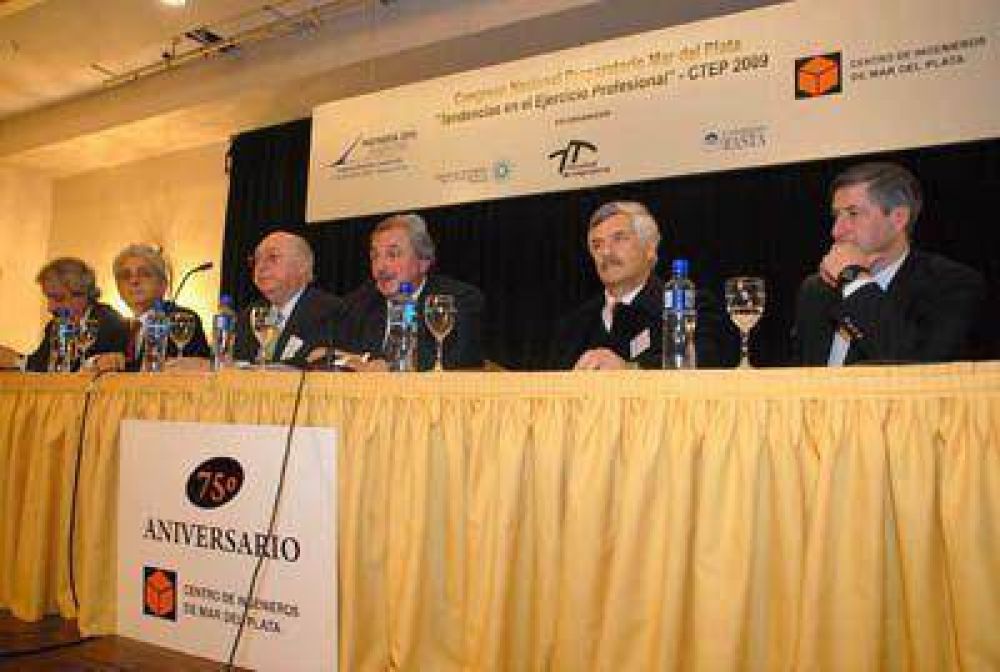 Ingenieros asisten a un congreso de tendencias en el ejercicio profesional