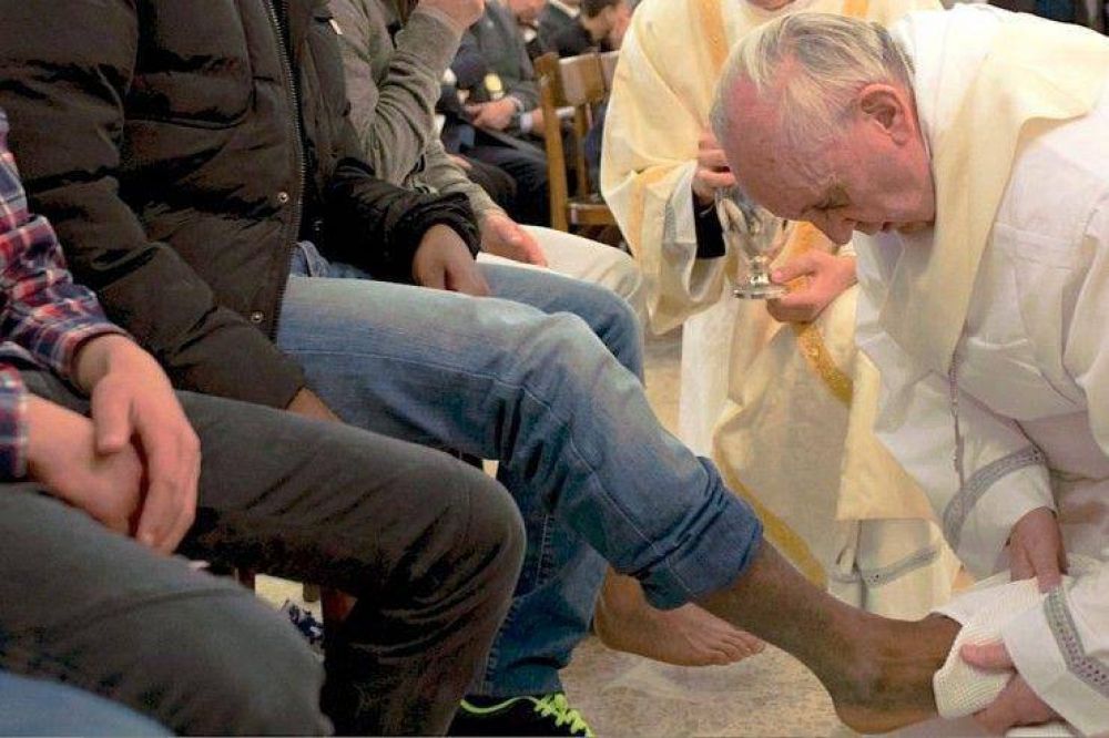 El Papa lavará los pies a 12 refugiados