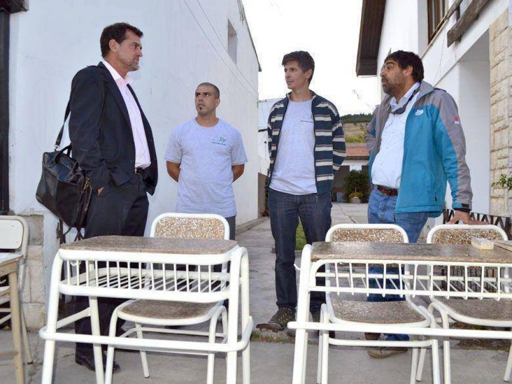 Presentan mobiliario escolar recuperado con material reciclado 