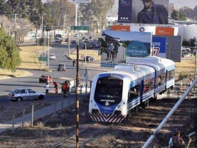 Vuelve el trencito, sacudido por pol�micas