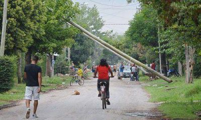 Multan a Edenor por los postes en peligro de caer