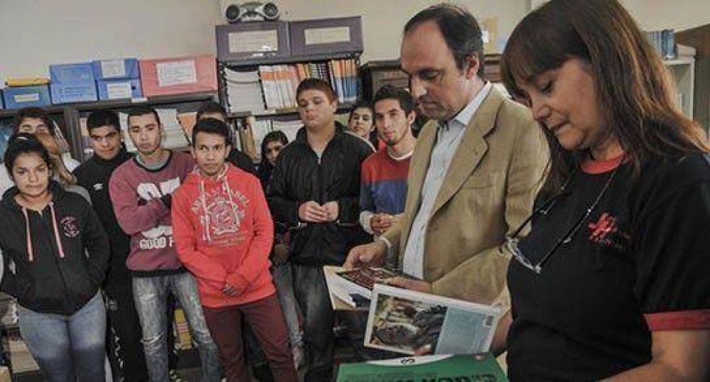 El intendente entreg� libros en una escuela