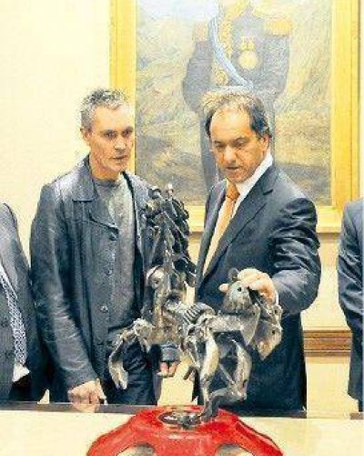 Scioli, en problemas para pagar sueldos