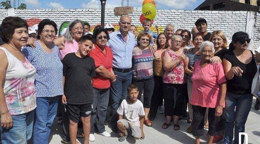 GRINDETTI INAUGUR� LA PLAZOLETA DE DONATO ALVAREZ Y MENDEZ