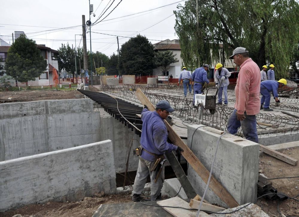 Construyen el nuevo puente con paso peatonal en Molina Arrotea