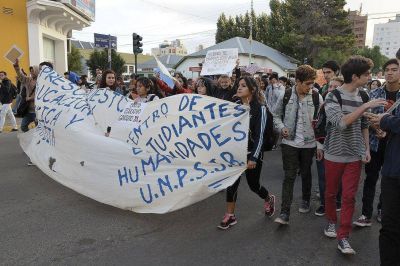Marcharon para exigir la entrega de bonos