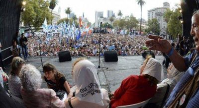El peronismo desbord� la Plaza y apunt� a Macri: 