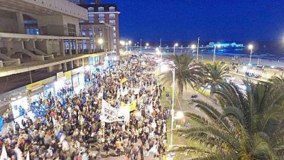Mar del Plata se moviliz� en repudio del golpe de estado de 1976