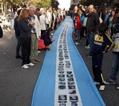 Una multitud se congreg� en la Plaza San Mart�n para conmemorar los 40 a�os del Golpe 